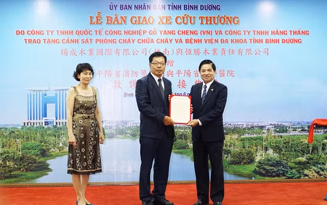 Phó Chủ tịch UBND tỉnh Trần Thanh Liêm trao thư cảm ơn của tỉnh dành cho các đơn vị tặng xe cứu thương