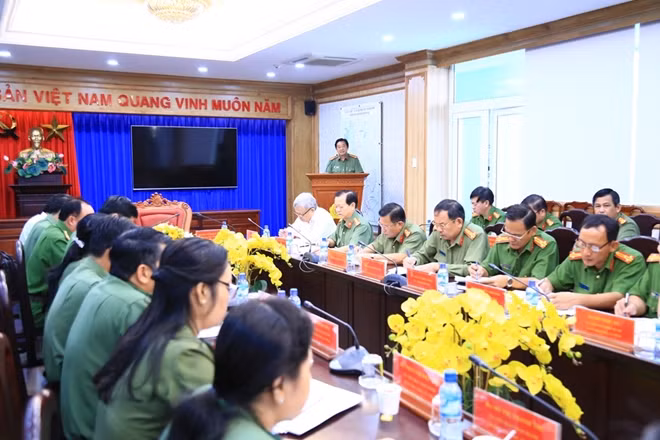Đại tá Nguyễn Hoàng Thao phát biểu tại Hội nghị