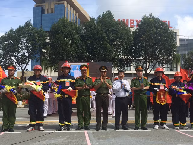Thiếu tướng Đỗ Ngọc Cẩn trao tặng hoa và cờ lưu niệm cho các đội thi