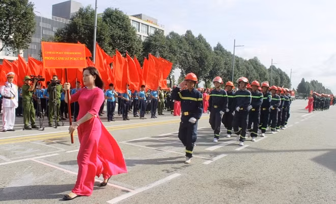 Các đội thi tham gia diễu hành tại Hội thi.
