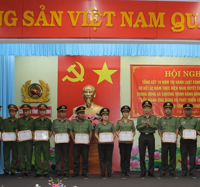 Đại tá Nguyễn Tri Phương khen thưởng các tập thể, cá nhân xuất sắc