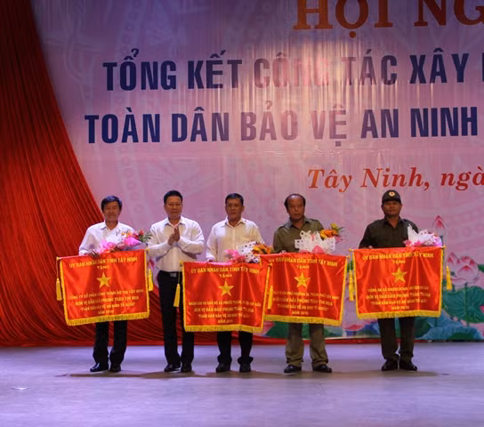 Ông Nguyễn Thanh Ngọc, Phó Chủ tịch UBND tỉnh Tây Ninh trao cờ thi đua xuất sắc cho 4 tập thể