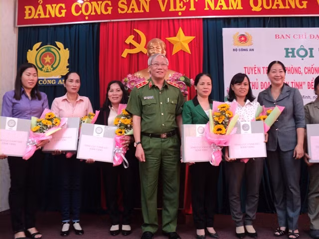 Các câu lạc bộ, mô hình tiêu biểu phòng chống tội phạm được tặng hoa, quà lưu niệm tại Hội thảo