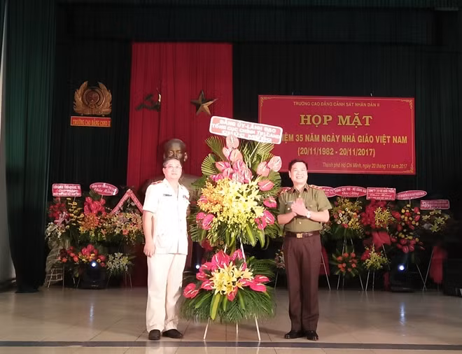 Trung tướng Nguyễn Xuân Mười tặng lẵng hoa chúc mừng thầy và trò nhà trường