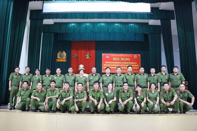 Đại biểu chụp ảnh lưu niệm cùng đoàn thanh niên