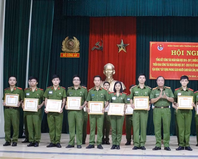 Các cá nhân được khen thưởng
