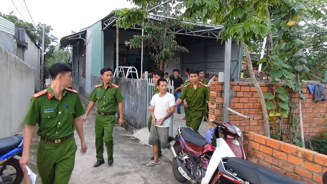 Lực lượng Công an thi hành lệnh bắt Vũ Văn Chương và di lý về trụ sở Lực lượng Công an thi hành lệnh bắt Vũ Văn Chương và di lý về trụ sở