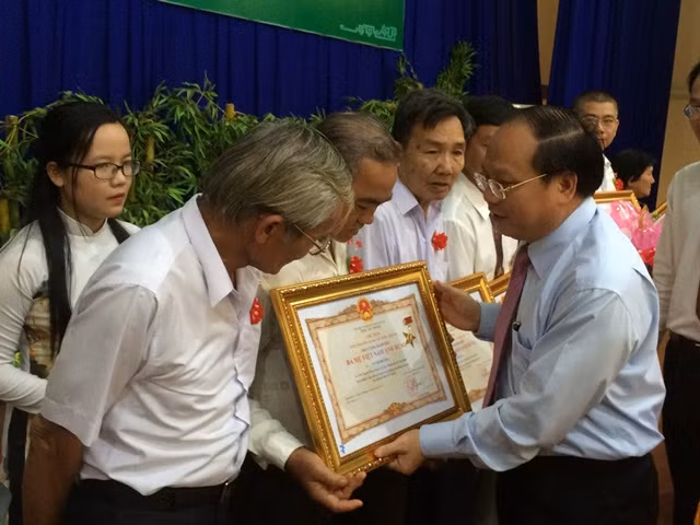 Ông Tất Thành Cang trao danh hiệu Bà mẹ Việt Nam Anh hùng cho gia đình các Mẹ