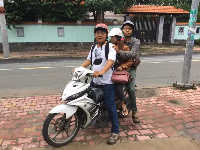 Hiệp sỹ đưa thủ phạm đến cơ quan Công an