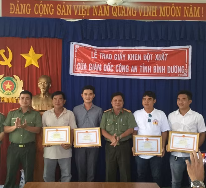 Người dân và “Hiệp sỹ” dũng cảm được khen thưởng