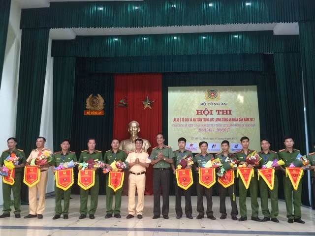 Trao cờ lưu niệm cho các đội dự thi