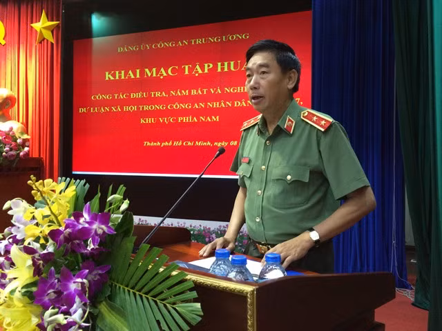 Trung tướng Lê Văn Đệ phát biểu chỉ đạo tại lớp tập huấn