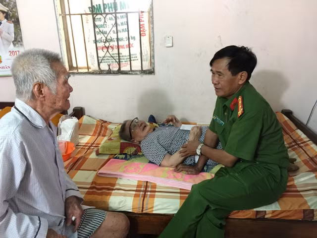 Đại tá Nguyễn Văn Hùng ân cần thăm hỏi các Mẹ