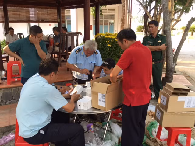 Lực lượng chức năng tạm giữ tang vật của vụ việc