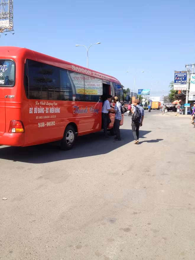 Tình trạng “xe dù, bến cóc” bát nháo gần cổng chào Bình Dương