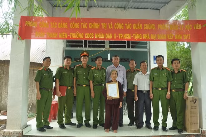 Trường Cao đẳng CSND II trao tặng nhà Đại đoàn kết cho người dân nghèo