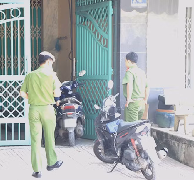 Lực lượng Công an khám xét nhà bà Lan (ảnh K.Hòa)