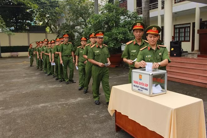 Cán bộ, chiến sĩ nghĩa tình với người nghèo