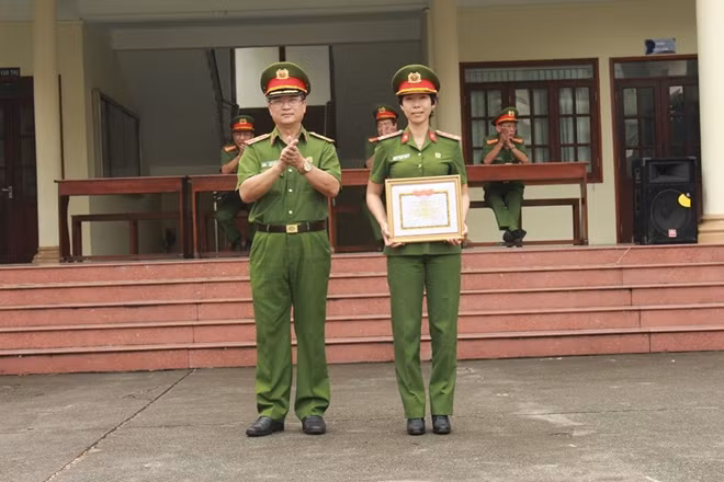 Thiếu tướng Vũ Đức Khiển trao tặng giấy khen cho nữ cán bộ có thành tích xuất sắc