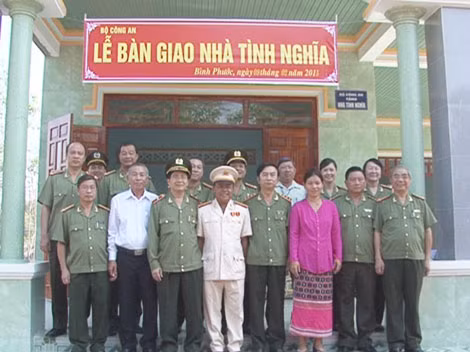 Thứ trưởng Thường trực Đặng Văn Hiếu cùng Đoàn công tác trao nhà tình nghĩa cho một gia đình chính sách trong lực lượng CAND.
