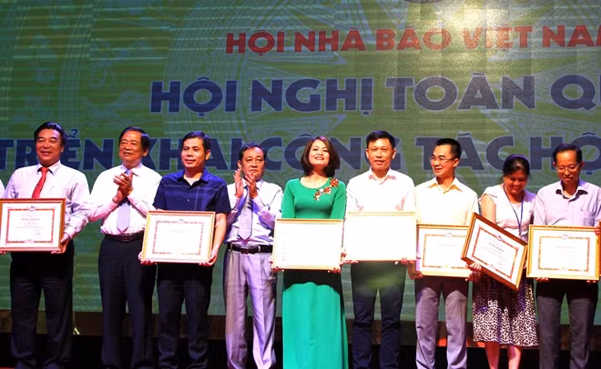 Các tập thể Hội nhận Bằng khen vì đã có thành tích xuất sắc công tác Hội năm 2018.