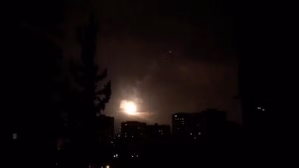 Phòng không Syria đáp trả. Ảnh: Reuters.