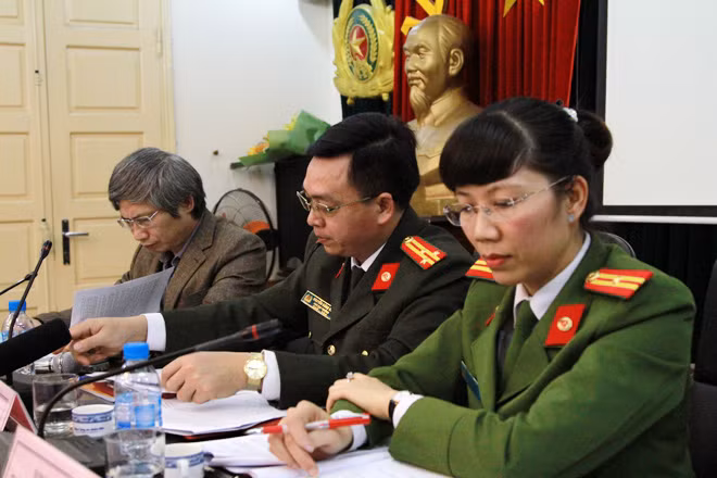 Các vị khách mời trả lời tại buổi giao lưu. Các vị khách mời trả lời tại buổi giao lưu.