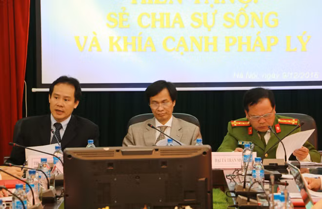 Các vị khách mời tại buổi giao lưu.