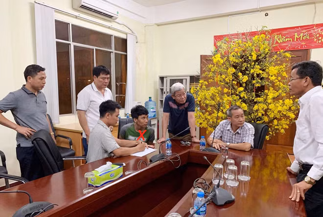 Cơ quan công an lấy lời khai của đối tượng.