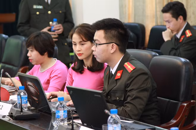 BTV Báo Điện tử CAND chuyển câu hỏi tới các vị khách mời. BTV Báo Điện tử CAND chuyển câu hỏi tới các vị khách mời.