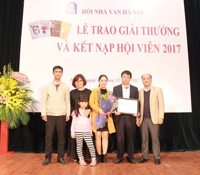 Đại diện cán bộ, phóng viên chúc mừng Thượng tá, nhà thơ, nhà phê bình Phạm Khải, Phó Tổng biên tập Báo CAND.