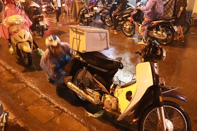 Nhiều xe máy bị chết máy do nước ngập.
