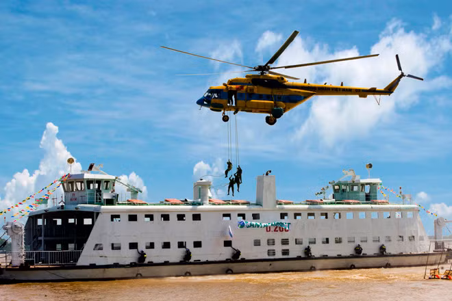 Diễn tập chống khủng bố, cứu nạn, cứu hộ trên tàu du lịch của các Chiến sỹ Cảnh sát đặc nhiệm Thành phố Cần Thơ