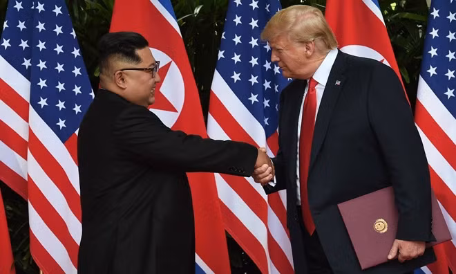 Lãnh đạo Mỹ-Triều bắt tay sau khi ký kết thỏa thuận. Ảnh Getty Images.
