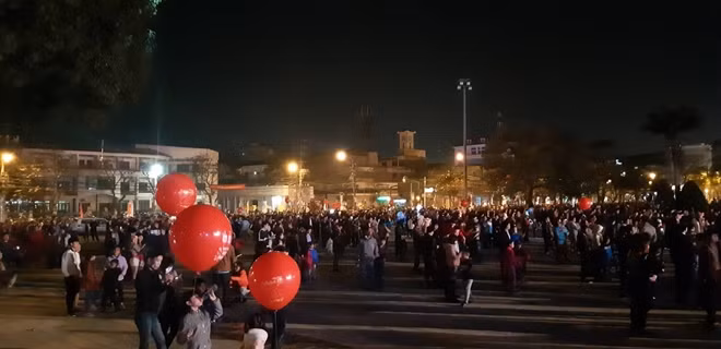 Người dân đổ về Trung tâm hội nghị tỉnh chờ đón màn bắn pháo hoa.