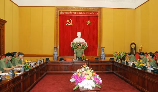 Thứ trưởng Bùi Văn Nam phát biểu chỉ đạo tại cuộc họp.