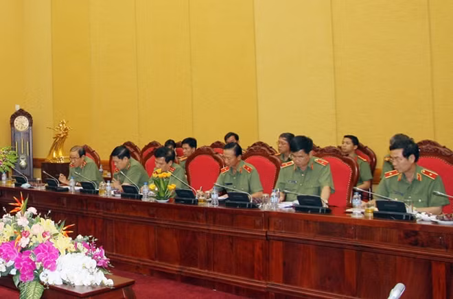 Các đại biểu tại cuộc họp.