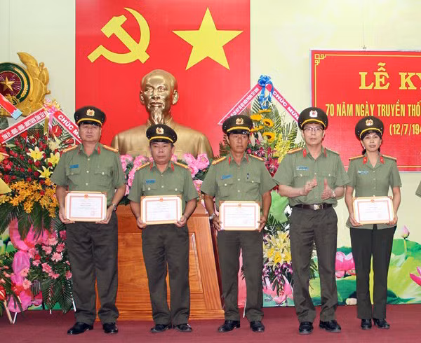 Các tập thể đạt thành tích xuất sắc được khen thưởng.
