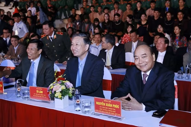 Thủ tướng Nguyễn Xuân Phúc, Bộ trưởng Tô Lâm và các đại biểu dự chương trình khai mạc Tuần “Đại đoàn kết các dân tộc - Di sản Văn hoá Việt Nam” năm 2019 - Ảnh: VGP