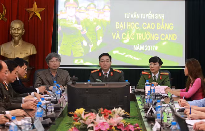 Các vị khách mời đang trả lời câu hỏi của độc giả. Các vị khách mời đang trả lời câu hỏi của độc giả.