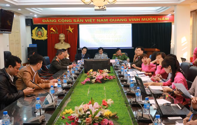 Các khách mời đang trả lời tại buổi giao lưu.