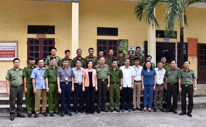 Bộ trưởng Tô Lâm chụp ảnh lưu niệm với các đại biểu dự buổi làm việc tại xã Gia Vân, huyện Gia Viễn