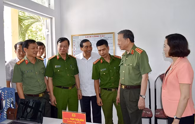Bộ trưởng Tô Lâm kiểm tra nơi làm việc của Công an xã Gia Vân, huyện Gia Viễn