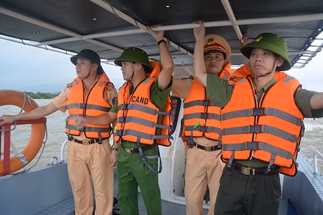 Đại tá Nguyễn Đức Hải, Phó Giám đốc Công an tỉnh Nghệ An kiểm tra công tác phòng chống bão tại nơi neo đậu tàu thuyền của ngư dân do Cảnh sát đường thủy quản lý (phường Bến Thủy, Tp.Vinh)