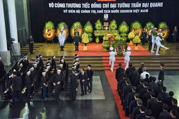 Các đoàn lãnh đạo trong nước và quốc tế lần lượt vào viếng Chủ tịch nước Trần Đại Quang sáng 26/9. Ảnh: Giang Huy
