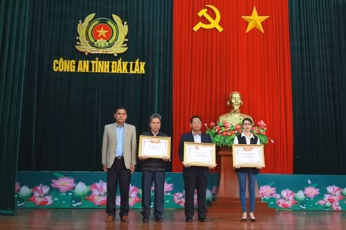 Trao Bằng Tổ quốc ghi công cho gia đình 3 liệt sỹ Công an