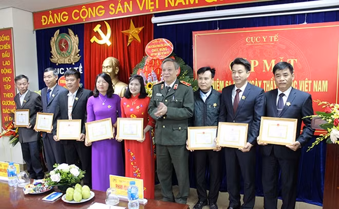 Thiếu tướng Nguyễn Khắc Thủy, Phó Cục trưởng Cục Y tế trao tặng Kỷ niệm chương “Vì sức khỏe nhân dân” năm 2019 cho các cá nhân.