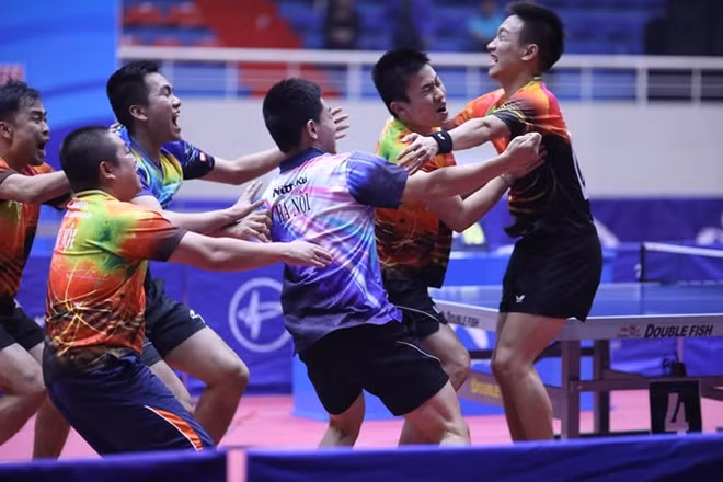 Hà Nội đã có chiếc Huy chương vàng môn bóng bàn nội dung đồng đội nam khi vượt qua đoàn Hải Dương (Ảnh: Nguyễn Hùng)