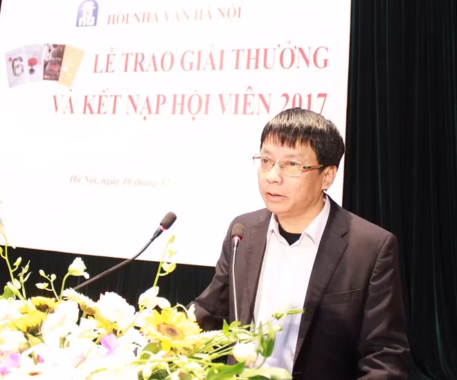 Thượng tá, nhà thơ, nhà phê bình Phạm Khải, Phó Tổng biên tập Báo CAND.