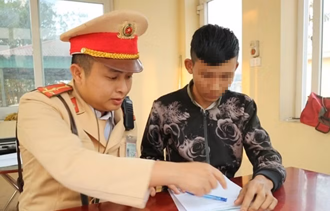 Lái xe Trần Văn Vương khai báo với cơ quan chức năng.